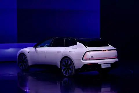 Nowy Audi E5 Sportback prezentuje futurystyczny design z podświetlanym napisem "AUDI" na tyle.