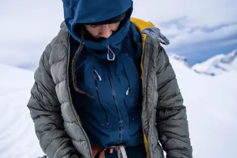 Person in Daunenjacke, bereit für die Kälte. Die Daunenjacke waschen ist wichtig für die Langlebigkeit.