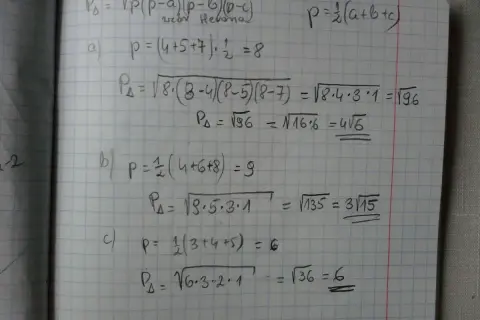 Ręcznie pisane wzory matematyczne dotyczące pola trójkąta według wzoru Herona.
