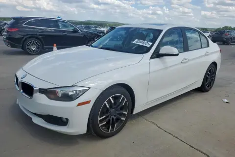 Białe BMW na placu, gotowe do rejestracji po zakupie samochodu z zagranicy. Pamiętaj o VAT-23!