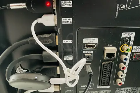 Jak podłączyć słuchawki do TV Samsung bez jacka? Sprawdzone metody