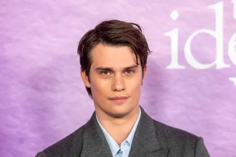 Nicholas Galitzine, mit einem Blick, der Fragen aufwirft, ob er wohl gerade an seine nicholas galitzine freundin denkt.