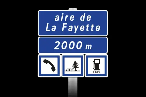 Panneau d'aire de La Fayette sur l'aire autoroute a9, à 2000m. Services : téléphone, pique-nique, essence GPL.