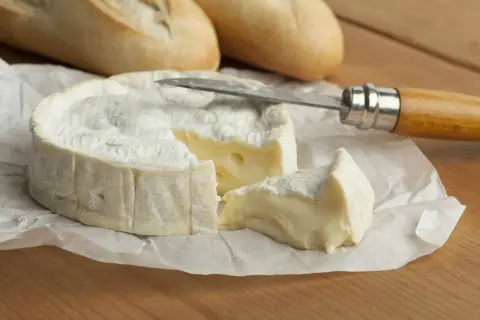 Queso camembert cremoso, listo para untar. ¡Cuidado con las calorías, pero vale la pena!