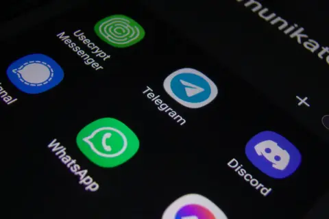 Ikony komunikatorów: Signal, Usecrypt Messenger, Telegram, WhatsApp, Discord.