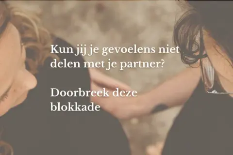 Twee personen kijken naar elkaar, handen verstrengeld. Tekst: "Kun jij je gevoelens niet delen met je partner? Doorbreek deze blokkade.