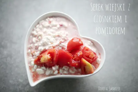 Serek wiejski z pomidorem i czosnkiem w miseczce w kształcie serca. Idealna przekąska na lato.