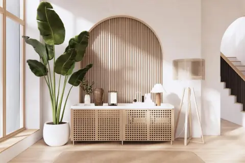 Moderne wand design ideen mit Holzlattung hinter einem Sideboard und einer großen Pflanze. Ein Treppenaufgang ist im Hintergrund sichtbar.