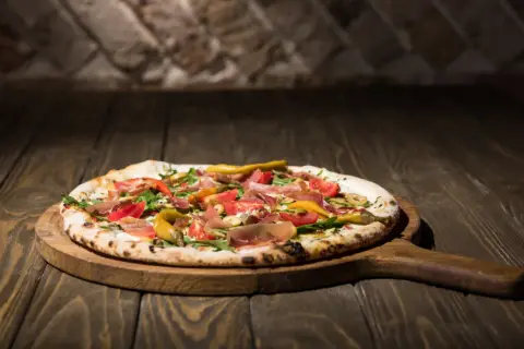 Jaki kamień do pizzy wybrać, aby uzyskać idealny spód?