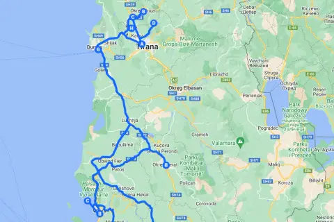 Mapa drogowa Albanii z zaznaczoną trasą podróży przez Durrës, Tiranę, Elbasan, Berat i Pogradec. Idealna do planowania, co zobaczyć w Albanii.