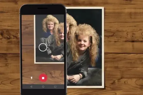 Använd en skanna gamla foton app för att digitalisera ett gammalt porträtt med tre flickor med stora frisyrer.