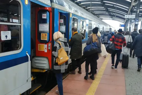 Pasażerowie wsiadają do pociągu relacji Katowice - Ostrawa.