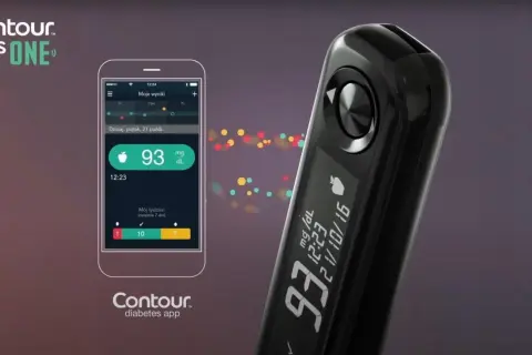 Glukometr Contour Plus ONE i aplikacja mobilna pokazują wynik 93 mg/dL. Instrukcja obsługi jest dostępna w aplikacji.