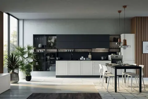 Elegante cucina laccata lucida con isola centrale, pensili neri e base bianca. Ampia vetrata e piante verdi creano un'atmosfera luminosa.