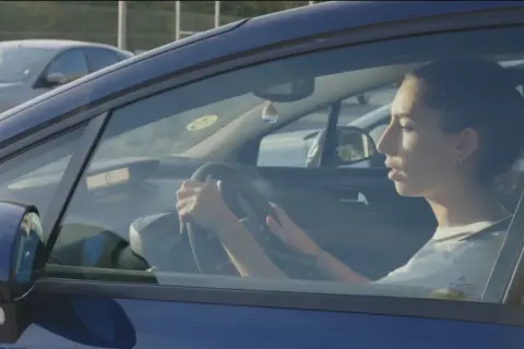 Joven conductora con las manos en el volante. Los accidentes que sufren los jóvenes suelen asociarse a la inexperiencia al volante.