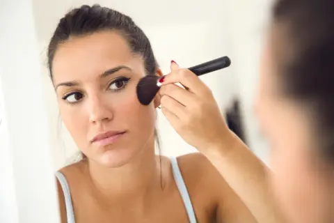 Bronzer rozświetlający: Jak uzyskać naturalny blask i zdrową cerę
