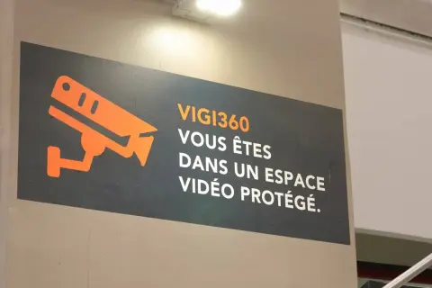 Panneau "VIGI360 VOUS ÊTES DANS UN ESPACE VIDÉO PROTÉGÉ" avec icône de caméra. Le droit d'accès aux images vidéosurveillance est réglementé.