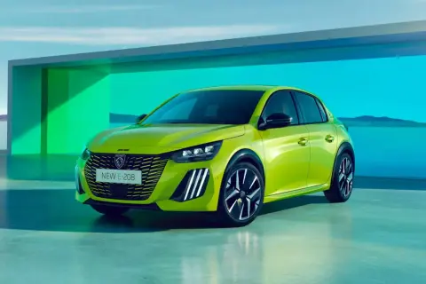El nuevo Peugeot 208, con su llamativo color verde lima, muestra un diseño moderno y deportivo. Su motor eléctrico promete una conducción eficiente y silenciosa.