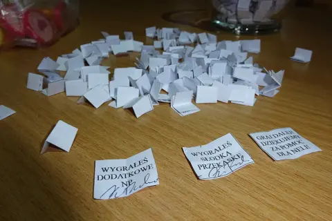 Losowanie nagród, w tym słodkich niespodzianek, pokazuje, jakie haczyki kryją się w loteriach refinansowania pożyczek w innych firmach.