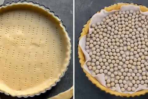 Pâte à tarte crue, percée de trous, dans un moule. À côté, la même pâte recouverte de papier cuisson et de billes pour la précuisson.