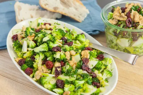 Frischer Brokkolisalat mit Cranberries und Walnüssen, ein Beispiel für vegetarische High Protein Rezepte. Dazu Brot.