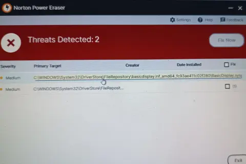 Norton Power Eraser wykrył 2 zagrożenia, w tym plik systemowy. Kliknij "Fix Now", aby je usunąć.