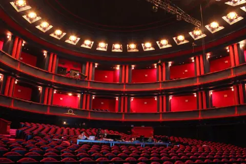 Teatr muzyczny co to? Odkryj fascynujący świat musicali i operetek