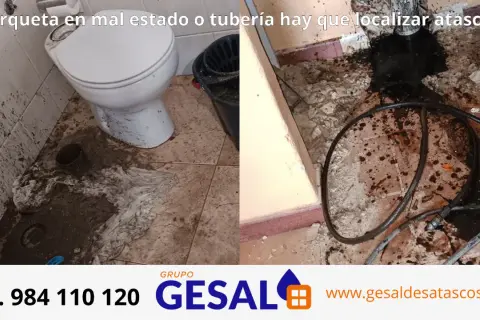 Baño inundado por atasco en la arqueta comunitaria. Se observa suciedad y una tubería de desatasco.