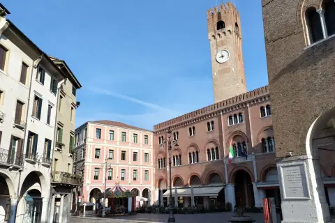 Rynek w Treviso, niedaleko Wenecji, z wieżą zegarową i karuzelą.