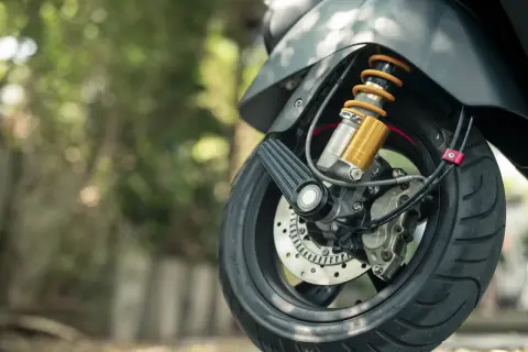 Szczegół przedniego koła motocykla z amortyzatorem i tarczą hamulcową. Idealny do dokumentowania umowa sprzedaży motocykla.