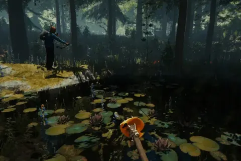 Gracz z łukiem w mrocznym lesie, otoczony przez lilie wodne. Klimat gier survivalowych na Xbox.