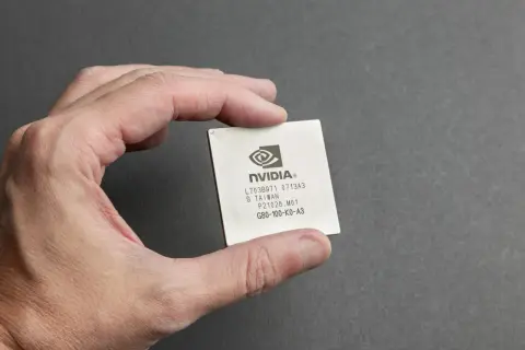 Dłoń trzyma procesor graficzny NVIDIA. Jeśli masz problemy z grafiką, dowiedz się, jak zresetować sterowniki karty graficznej.