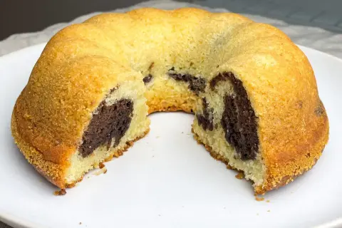 En marmorerad tigerkaka, perfekt för ett tigerkaka recept. Lätt och fluffig med mörka chokladstrimmor.