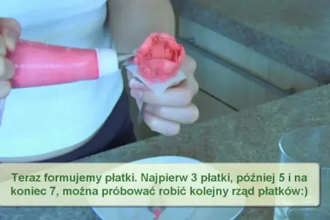 Róże z kremu na serniku: Krok po kroku do perfekcyjnej dekoracji