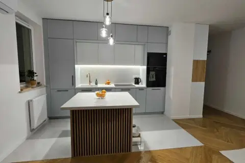 Jak połączyć podłogę kuchnia-salon? Poradnik i inspiracje