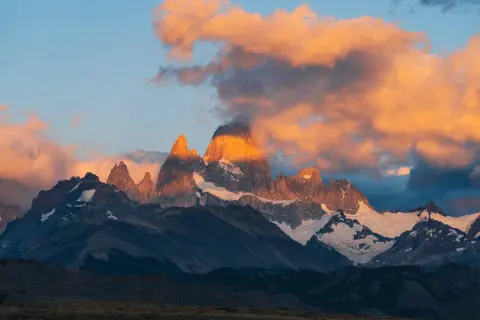 Sonnenuntergang über den schroffen Gipfeln Patagoniens, ein unvergesslicher Anblick auf einer Patagonien Rundreise 3 Wochen.