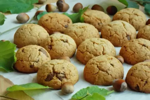 Domowe Reese's z orzechami laskowymi i kawałkami czekolady, pachnące jesienią.