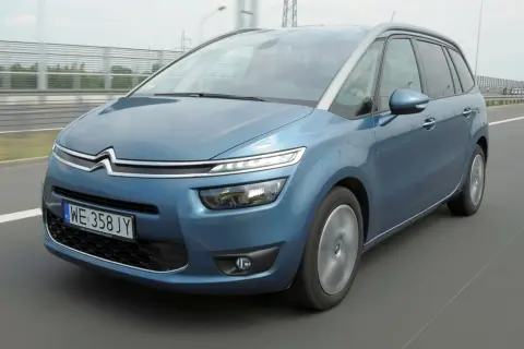 Niebieski Citroen C4 Grand Picasso 2.0 HDI na drodze.