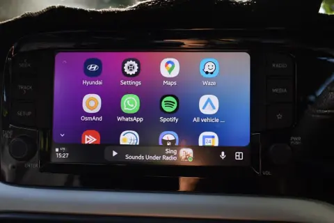 Écran de voiture affichant Android Auto avec des icônes d'applications. Un problème avec Android Auto sur Samsung est peut-être en cours.