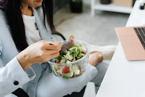 Almuerzo en el trabajo: Descubre tus derechos y cuánto te pagan