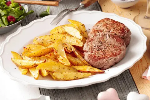 Zwei saftige Rinderfilets mit knusprigen Ofenkartoffeln – die perfekte Kombination, welches Fleisch zu Ofenkartoffeln passt, ist hier perfekt umgesetzt. Dazu ein frischer Salat.