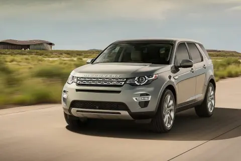 Szary Land Rover Discovery Sport w ruchu. Wiele osób szuka land rover discovery sport opinie przed zakupem.