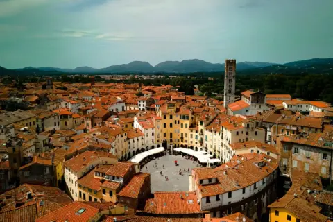Widok na Piazza dell'Anfiteatro w Lukce. To idealne miejsce, by poczuć atmosferę miasta i zobaczyć, co warto zobaczyć.
