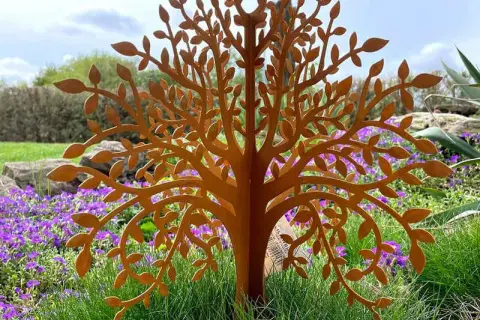 Rostige Skulpturen für den Garten: Trends, Kaufberatung & Pflege