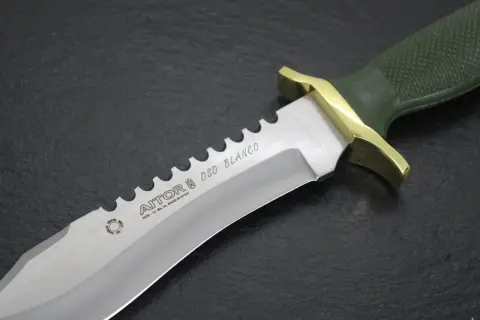 Cuchillo Aitor Oso Blanco con hoja de acero inoxidable y mango verde. Ideal para aventuras.