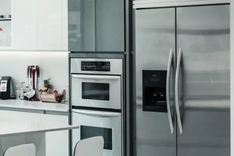 Nowoczesna kuchnia z lodówką Samsung. Instrukcja obsługi jest potrzebna do poznania wszystkich funkcji tego sprzętu.