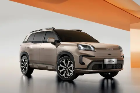 Elegancki, brązowy SUV AION V z nowoczesnymi światłami i felgami.