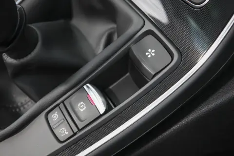 Bouton de frein à main électronique et autres commandes dans une voiture. Le frein à main ne serre plus, prix de la réparation à considérer.