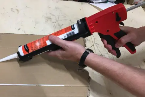 Jak działa pistolet do silikonu? Odkryj sekrety efektywnej aplikacji