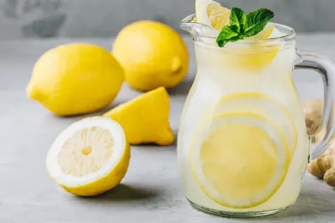 Erfrischende selbstgemachte Limonade mit Zitrone und Minze, bereit zum Genießen.